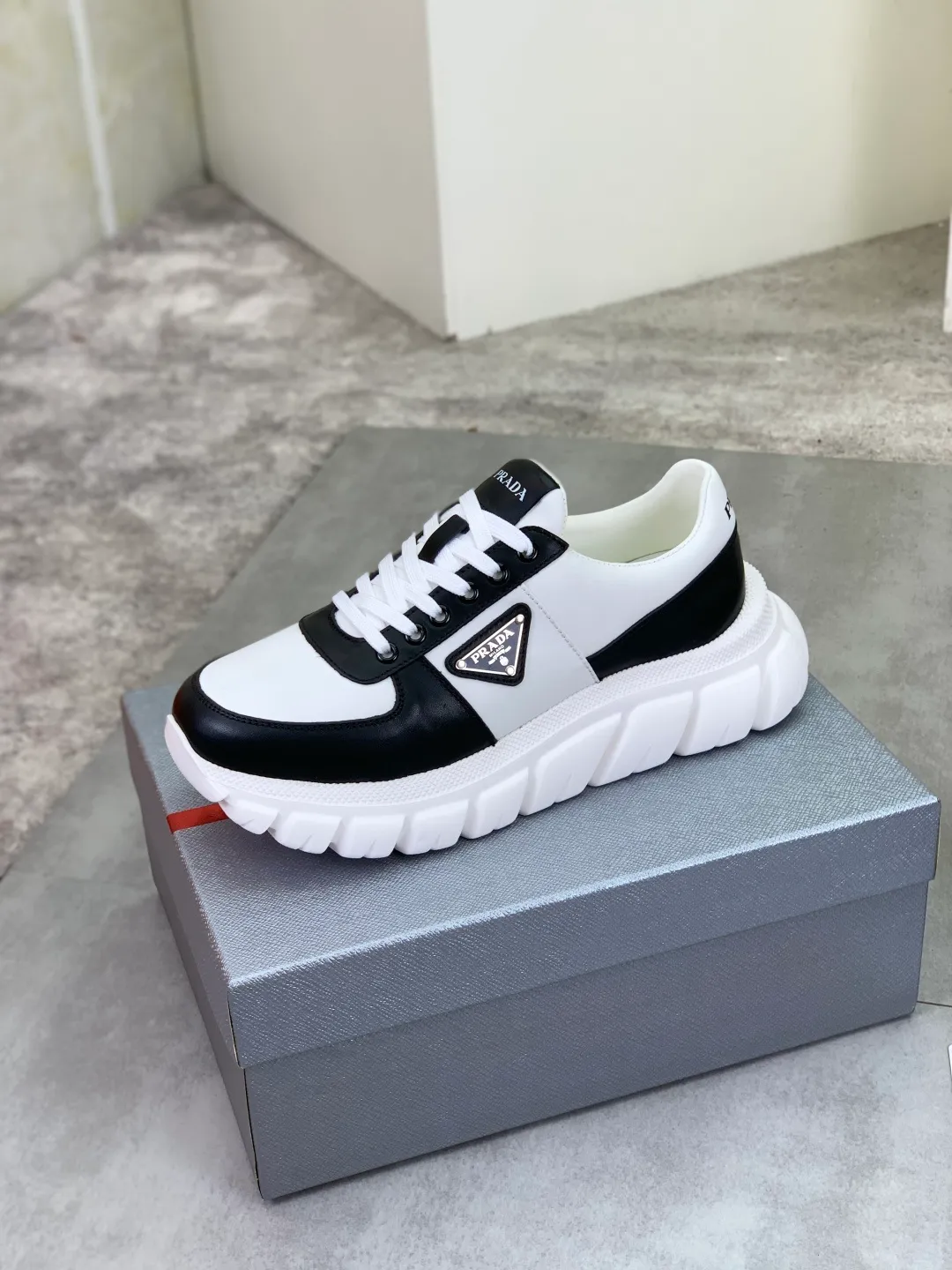 Men's men's shoes 💰P560💰[New style] High version official website popular models are on the market, 🆘 Classic popular models (Prada) are the main popular models, avant-garde and versatile fashion men's shoes private version mold opening, cowhide surface splicing 1:1.. Fashionable and simple, original imported cowhide lining cowhide feet; the atmosphere and personality are more fashionable, eye-catching and pursuing class. It will subvert the old idea and be a must-have for fashion trendsetters with you! Must keep it for yourself! Tall and comfortable, large and low, high-end quality workmanship. Code number: 38-44 (45 46 customized) 4️⃣ colors available.
